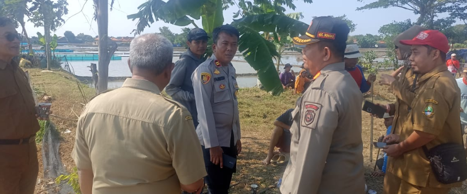 Petani Desa Kertamulya Bersatu Lawan Hama Tikus, Polsek Bongas Turun Langsung ke Sawah